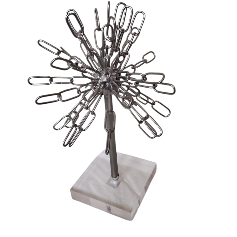 DecMode Round Silver Metal Chain Star On Acrylic Base, 8" X 12